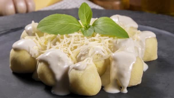 Nhoque Batata Molho Branco Com Queijo Parmesão Ralado Folhas Manjericão — Vídeo de Stock