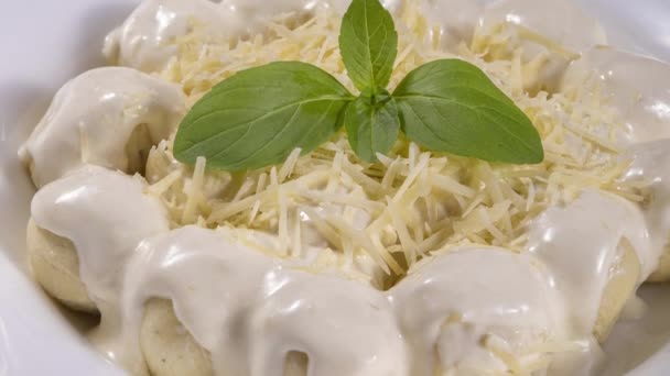 Kartoffelgnocchi Weißer Sauce Mit Geriebenem Parmesan Und Basilikumblättern — Stockvideo