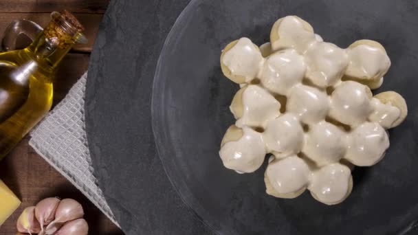 Πατάτα Gnocchi Λευκή Σάλτσα Τριμμένη Παρμεζάνα Και Φύλλα Βασιλικού — Αρχείο Βίντεο