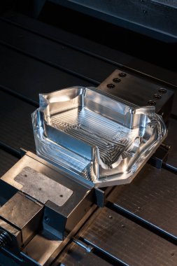 Endüstriyel çelik küf / boş değirmen. Metal işçiliği ve makine mühendisliği. CNC teknolojisi. Dikey resmi yaklaştır.