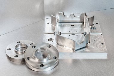 Yarı bitmiş çelik boşluk ve yanaklarım. Metal mühendisliği. Değirmen ve torna endüstrisi. CNC teknolojisi.