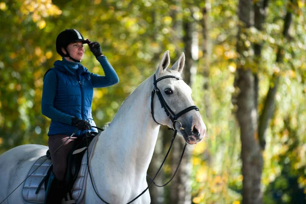 Reiterin Reitet Auf Weißem Pferd Der Herbstallee Lebendige Farbige Draußen — Stockfoto