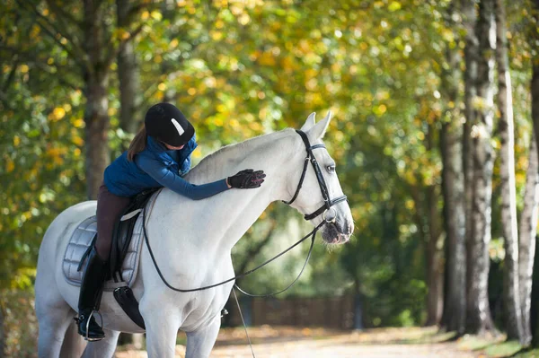 Senhora Equestre Cavalgando Acariciando Pescoço Cavalo Branco Imagem Autumntime Horizontal — Fotografia de Stock