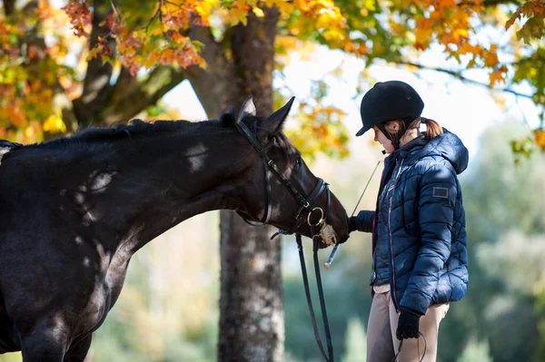 Menina Adolescente Com Cavalo Escuro Favorito Descansando Após Treinamento Esportivo — Fotografia de Stock