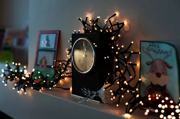 Przytulny Dom Wieczorny Zegar Płonącej Girlandy Lekkie Świąteczne Wystrój Kartki — Zdjęcie stockowe