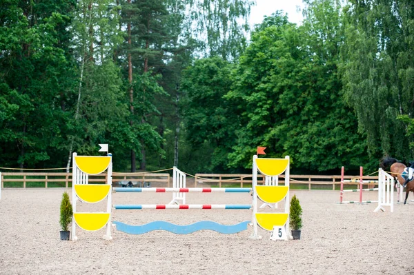 Buntes Bild Der Springstangen Der Springarena Holzbarrieren Für Pferde Als — Stockfoto