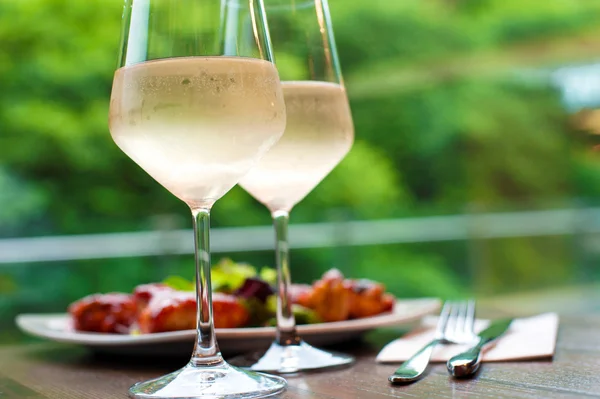 Dos copas de delicioso vino blanco refrigerado con merienda en restaur — Foto de Stock