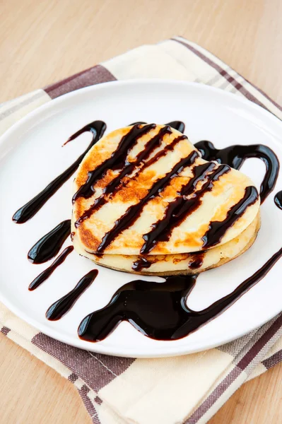 Loving heart shaped pancakes with chocolate sauce — Stock Photo, Image