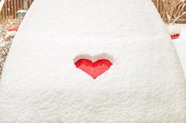 Sevgililer seviyorum kar kırmızı araba kaput üzerinde kırmızı kalp şeklinde. 