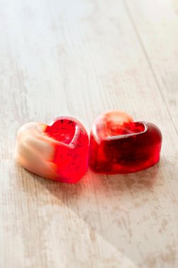 İki ev yapımı kalp şeffaf sabun şeklinde. Portre.