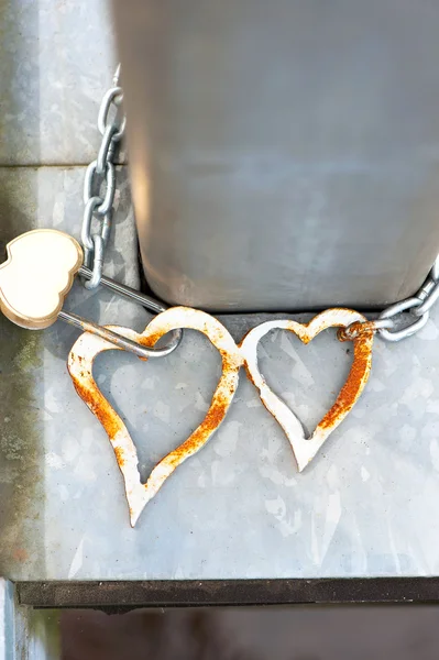 Paar metalen liefde hart met lock op de brug. Wedding traditie. — Stockfoto