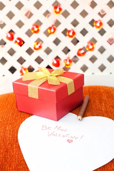 Valentine's day gift box with love message. Romantic surprise. — Stock Photo, Image