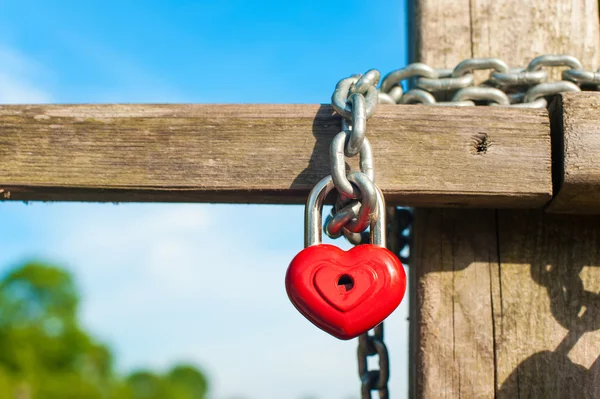 Liebe herzförmiges Schloss mit Kette auf Holzbrücke. — Stockfoto