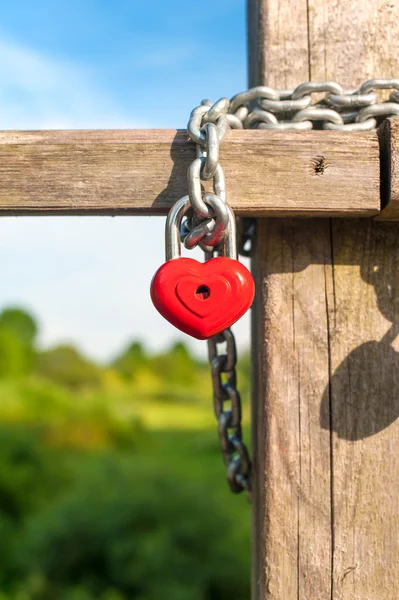 Love coeur forme serrure avec chaîne sur pont en bois . — Photo