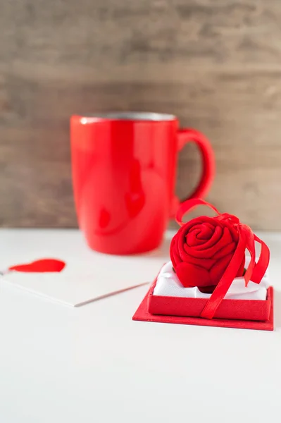 Aftelkalender voor Valentijnsdag geschenkdoos met wenskaart en rode kop. — Stockfoto