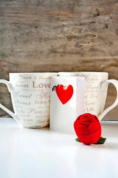 Presente Valentine com cartão de saudação amor e duas xícaras de café . — Fotografia de Stock