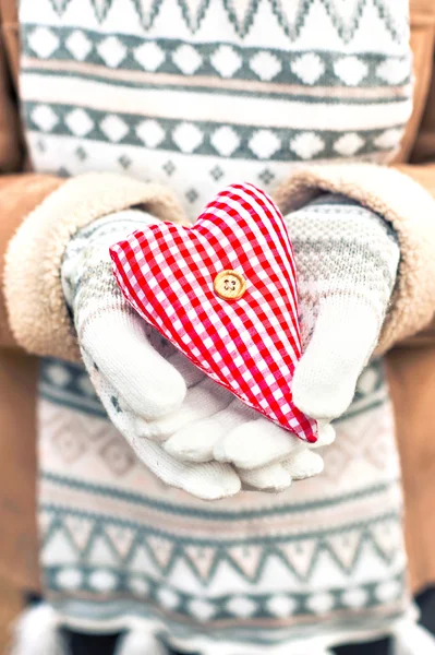 Fille mains en moufles tricotées blanches tenant coeur rouge romantique — Photo