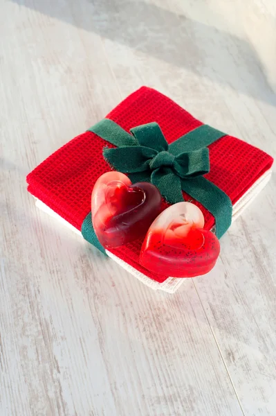 Δώρο - Αγίου Βαλεντίνου καρδιά σχήμα δύο σαπούνι σε κόκκινο πετσέτα. — Φωτογραφία Αρχείου
