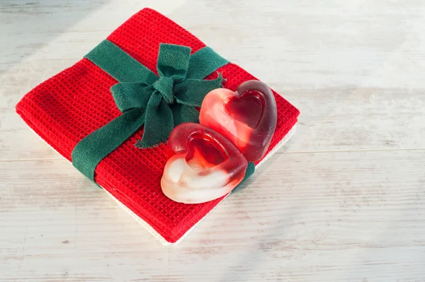 Hediye - Sevgiliye kalp kırmızı havlu üzerinde iki sabun şeklinde. — Stok fotoğraf