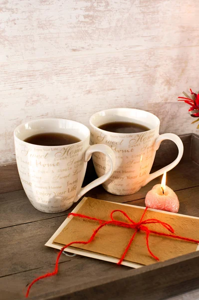 Valentijn wenskaart met twee kopjes op houten dienblad — Stockfoto