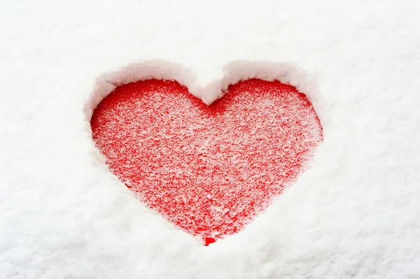 Valentine amor vermelho coração forma na neve no carro vermelho — Fotografia de Stock