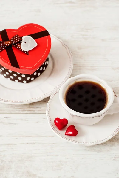 Aftelkalender voor Valentijnsdag thee set met kop van koffie en gift box — Stockfoto