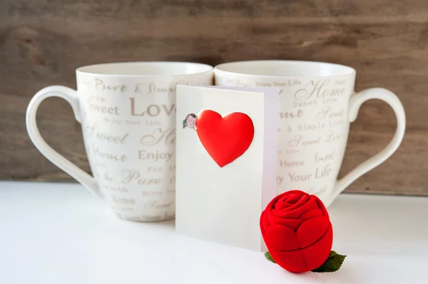 Doos van de gift van de Valentijnskaart met wenskaart en twee kopjes — Stockfoto