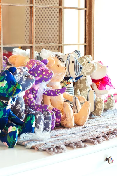 Viele tilda textile Teddybärspielzeuge in der Werkstatt. — Stockfoto