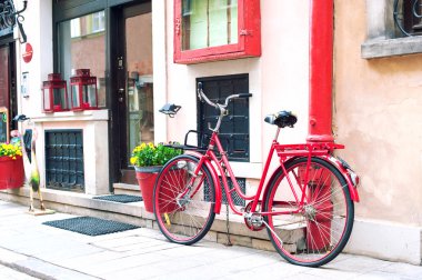 Kırmızı retro bisiklet. Açık havada.