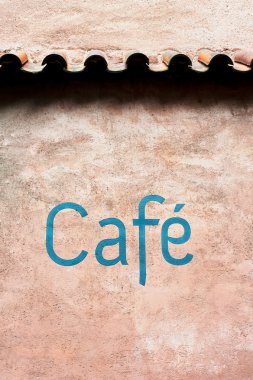 Taş duvar arka planda Prag tabelada stilize Cafe.