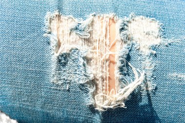 Mavi kot doku yırtık delik. Açık havada bakış.