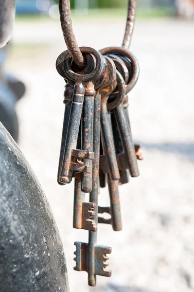 A bunch of old rustic keys. Outdoors. — Stock Photo, Image