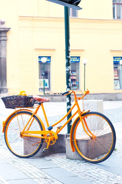 Prova de laranja bicicleta rural com frutas em cesta de vime . — Fotografia de Stock