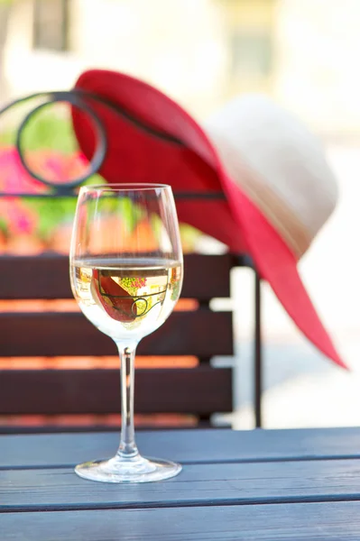 Una copa de delicioso vino blanco en el restaurante de verano. Al aire libre . — Foto de Stock