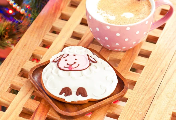 Sheep shape gingerbread and cup of milk with cinnamon sticks. — Stock Photo, Image