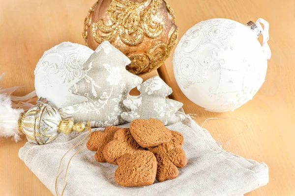 Voorbereiding tot Kerstmis. Glas speelgoed en gember bruin cookies. — Stockfoto