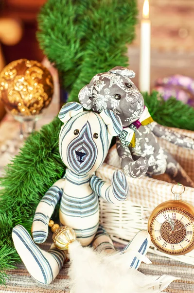 Deux jouets d'ours en peluche de Teddy de provence faits à la main sur le backgro de Noël — Photo