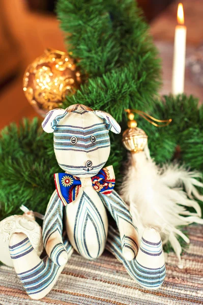Hecho a mano provence rayas tilda oso juguete en el fondo de Navidad — Foto de Stock