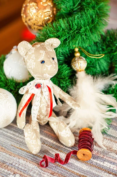 Neujahrsgeschenk - Tilda-Teddybär-Spielzeug auf weihnachtlichem Hintergrund. — Stockfoto