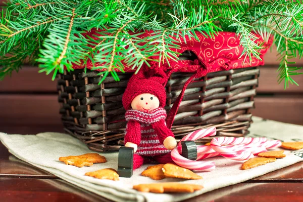 Dekorative Holzpuppe auf weihnachtlichem Hintergrund. Nahaufnahme. — Stockfoto