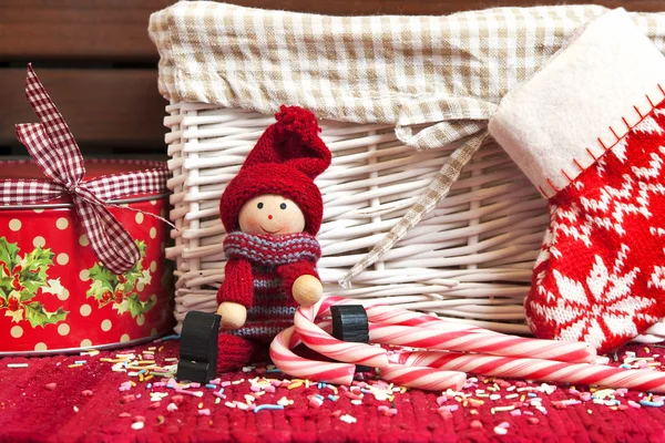 Muñeca de madera decorativa de Navidad con caja de regalo y calcetín de Navidad . — Foto de Stock