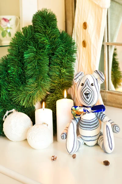 Handgemachtes provence gestreiftes Tilda Bear Spielzeug auf weihnachtlichem Hintergrund — Stockfoto