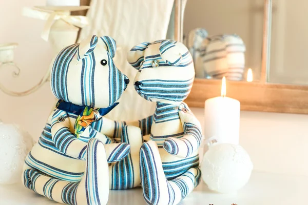 Twee handgemaakte tilda Teddy bear speelgoed op feestelijke achtergrond. — Stockfoto