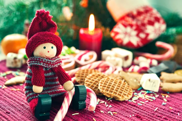Nahaufnahme Weihnachten Holzpuppe mit Süßigkeiten. — Stockfoto
