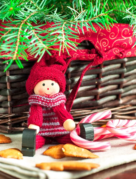 Dekoratif ahşap bebek Noel zemin üzerinde. yakın çekim. — Stok fotoğraf