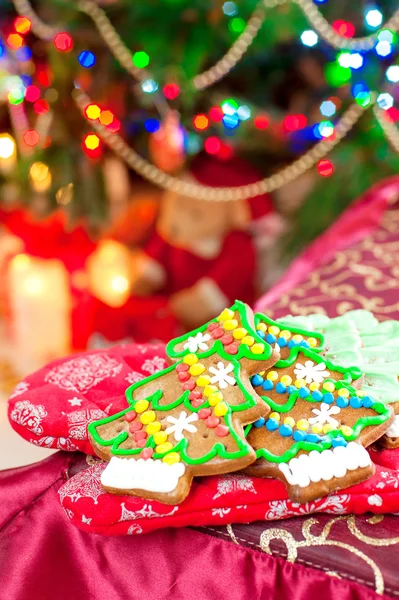 Hausgemachte Weihnachtsbaumform Lebkuchen auf beleuchteten — Stockfoto