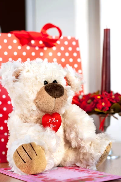 Teddybär Spielzeug und Geschenkbox. Valentinstag-Überraschung. — Stockfoto