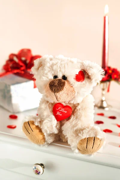 Teddy urso brinquedo e caixa de presente. Surpresa do dia dos namorados . — Fotografia de Stock