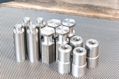 Demir detaylar - milleri fındık ve silindir içi. Metal engineerin