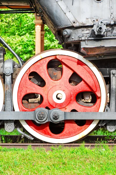 Roue de fer rouge de la vieille locomotive à vapeur. Extérieur gros plan . — Photo
